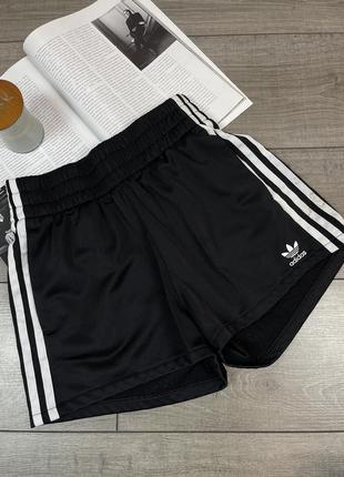 Оригинальные спортивные шорты adidas