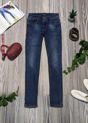 Плотные темно-синие джинсы с потериостями1 фото