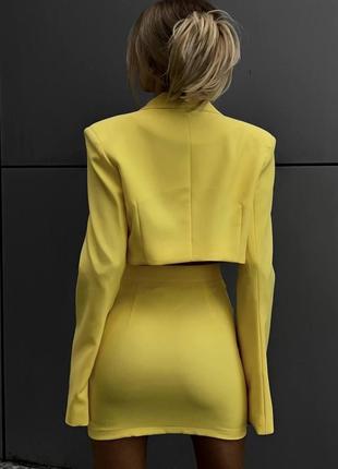 Костюм жіночий однонтонний укорочений піджак на гудзиках спідниця міні на високій посадці якісний стильний базовий лимонний салатовий3 фото