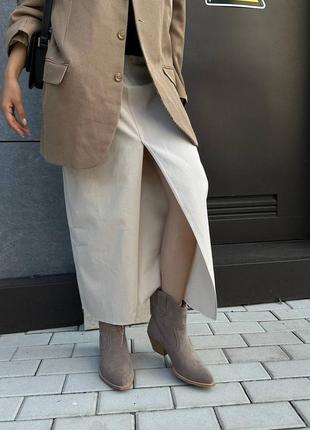 Ботинки ковбойки женские замшевые цвета капучино на каблуке демисезонные3 фото