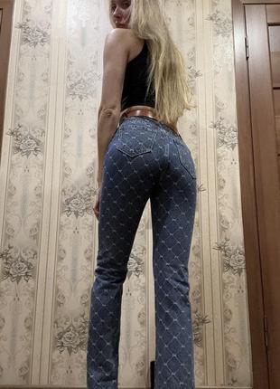 Модные джинсы  принтом и с разрезами