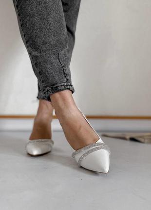 Туфли белые на каблуках со стразами7 фото