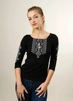 Стильна жіноча футболка з вишивкою з рукавом 3/4 чорного кольору з сірим орнаментом «гуцулка»