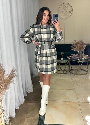 Тепла байкова сукня вільного крою з принтом у клітинку з гудзиками з широкими рукавами на резинці з поясом
