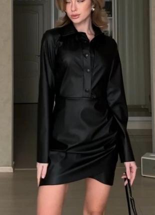 Платье короткое однонтонное кожаное на длинный рукав на кнопках качественная стильная трендовая черная шоколад