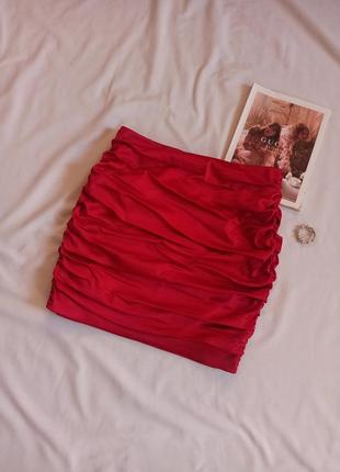 Красная юбка мини со сборкой/под сатин/с эффектом пуш ап