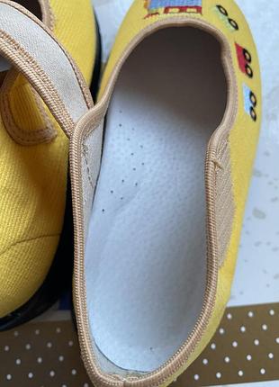 Тапочки детские белста закрытые на липучках с паровозиком тапочки в садик