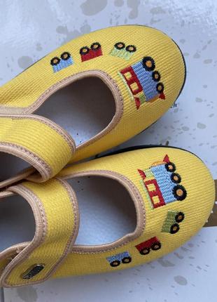 Тапочки детские белста закрытые на липучках с паровозиком тапочки в садик