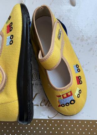 Тапочки детские белста закрытые на липучках с паровозиком тапочки в садик