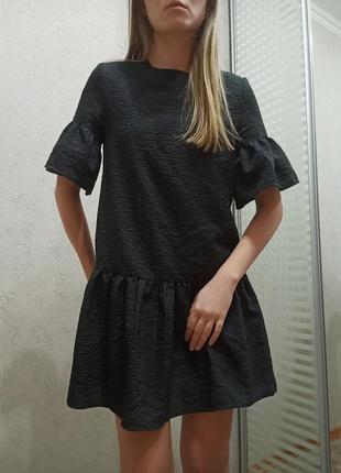 Платье черное с оборками1 фото