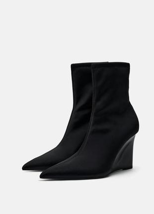 Эластичные ботинки на танкетке zara
