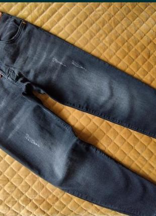 Серые джинсы в идеальном состоянии на размер 44-46. п/о в поясе 39 см,п/о 45 см, длина 92 см.4 фото