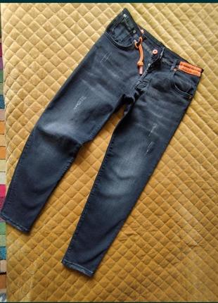 Серые джинсы в идеальном состоянии на размер 44-46. п/о в поясе 39 см,п/о 45 см, длина 92 см.1 фото