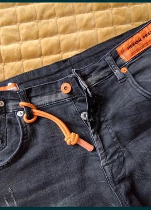 Серые джинсы в идеальном состоянии на размер 44-46. п/о в поясе 39 см,п/о 45 см, длина 92 см.3 фото