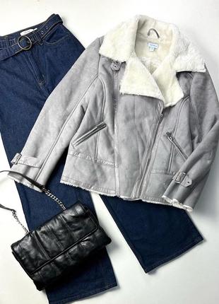 Серая дубленка с белым мехом