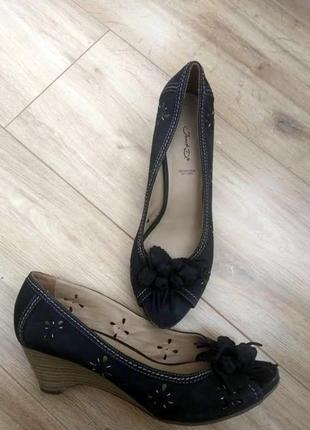 Чорні замшеві шкіряні туфлі з відкритим носком на танкетці лодочки janet d босоніжки1 фото