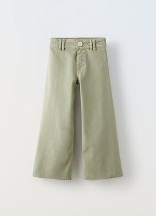 Zara джинсы ткань не очень плотная. по талии регулируется резинкой на пуговицу.