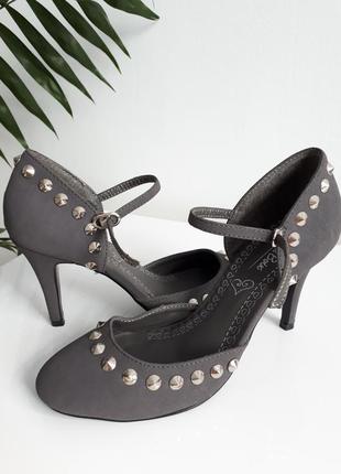 Туфлі на шпильці
