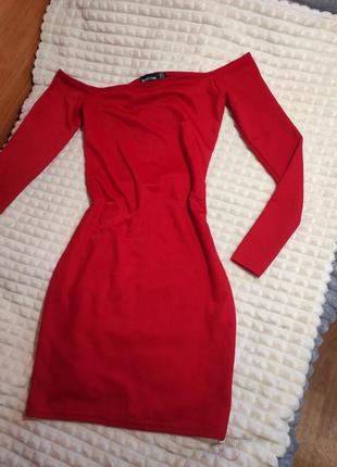 Красное платье с открытыми плечами3 фото