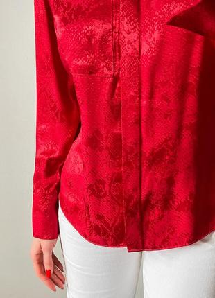 Сатиновая красная блуза в животный принт10 фото