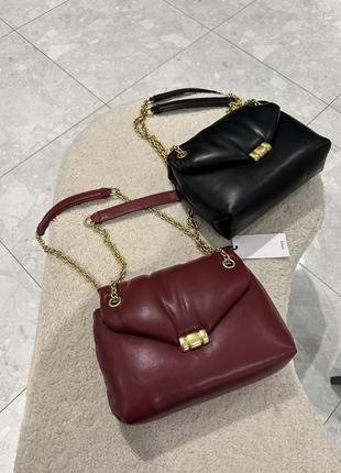 Червона мʼяка сумка на ланцюжку9 фото