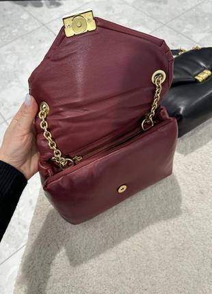 Червона мʼяка сумка на ланцюжку7 фото