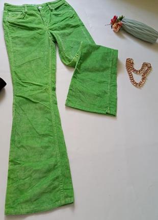 Нереальные женские зелёные брюки клёш 💚10 фото