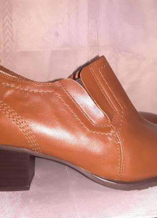 Женские кожаные туфли на широких устойчивых каблуках. кожа бренд на фото, в одном размере 38(5)4 фото