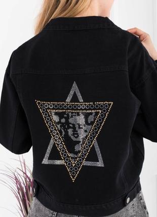 Стильная черная джинсовая куртка джинсовка оверсайз с рисунком на спине стразами