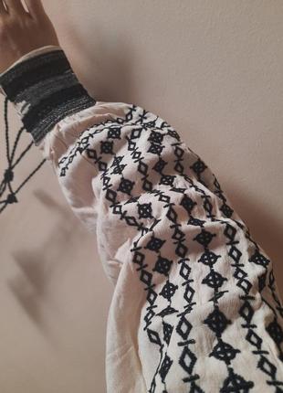 Красива вишита сукня розмір l