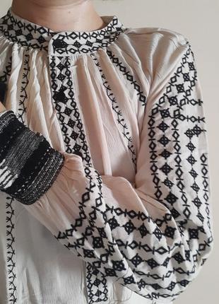 Красива вишита сукня розмір l