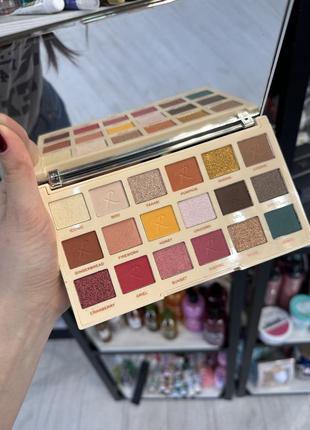 Палетка теней makeup revolution x roxxsaurus roxi eye shadow palette