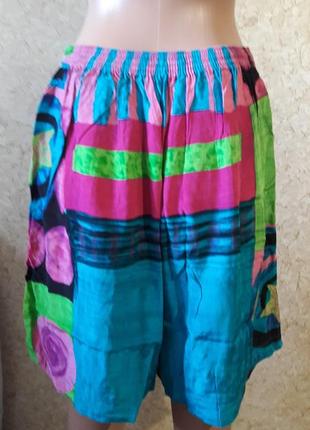 Яркий летний костюм из вискозы, шорты на резинке7 фото