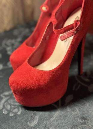 Красные туфли на каблуках с ремешком шпилька высокий каблук8 фото