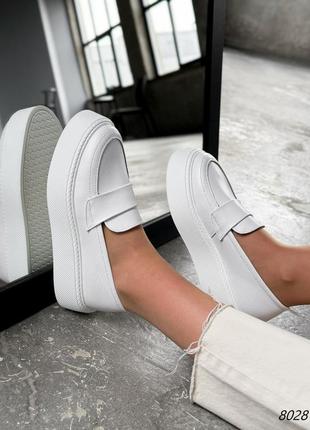 Білі натуральні шкіряні туфлі лофери на товстій високій підошві платформі шкіра3 фото