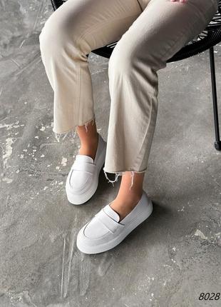 Білі натуральні шкіряні туфлі лофери на товстій високій підошві платформі шкіра10 фото