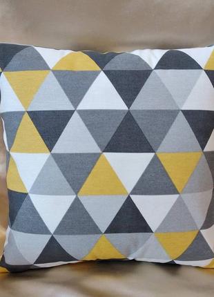 Декоративная наволочка  35*35 см серо жёлтые  треугольники с плотной2 фото