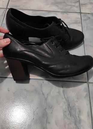 Новые женские туфли на каблуке кожа