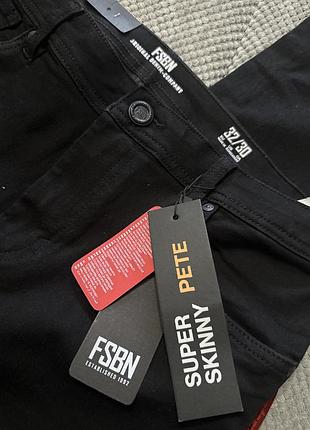 Черные джинсы лобвиси