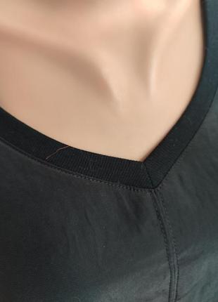 Черная удлиненная футболка marccain с двумя карманами5 фото