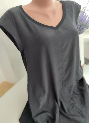 Черная удлиненная футболка marccain с двумя карманами6 фото