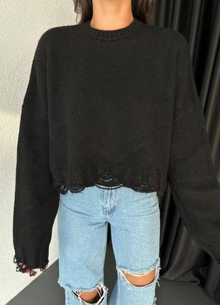 Трендовый мягкий свитер с рваным краем6 фото