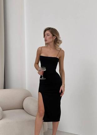 Черное длинное вечернее платье на тонких бретелях и с разрезом на ноге1 фото