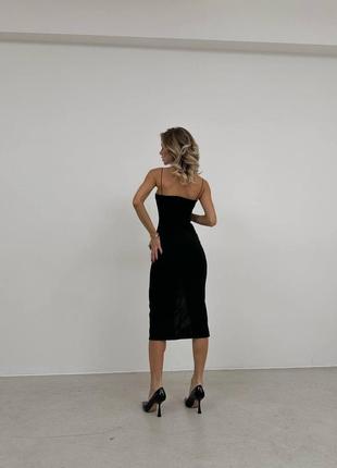 Черное длинное вечернее платье на тонких бретелях и с разрезом на ноге7 фото