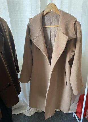 Стильное бежевое шерстяное пальто оверсайз с капюшоном2 фото