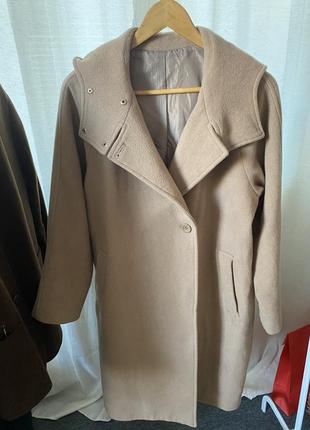Стильное бежевое шерстяное пальто оверсайз с капюшоном