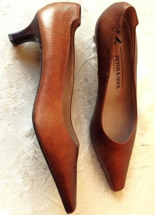 Роскошные кожанные туфли - лодочки  с острым носком и маленькой шпилькой kitten heel .1 фото