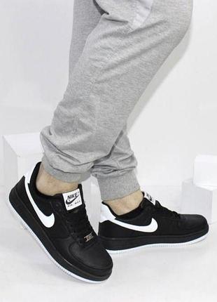 Якісні чорні кросівки