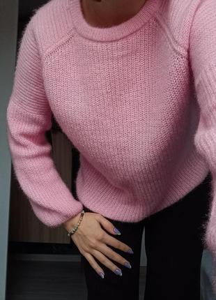 Яркий розовый вязаный свитер