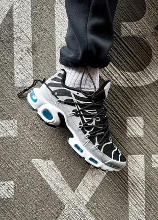 Кросівки жіночі / чоловічі чорні / сірі nike air max plus lace toggle "black grey"